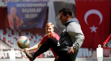 Emre Belözoğlu temkinli: İşimize sımsıkı sarılacağız