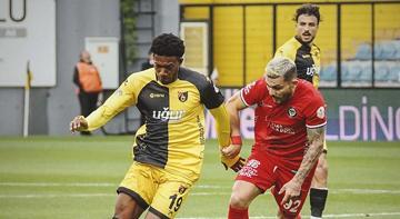 İstanbulspor - Çorum FK maçından kareler