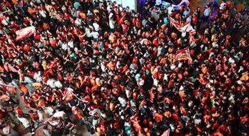 Galatasaray'ın şampiyonluğu sonrası taraftarlardan coşkulu kutlama!