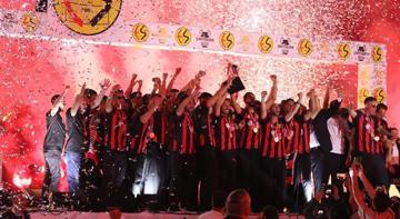 Eskişehirspor şampiyonluğu taraftarıyla kutladı!