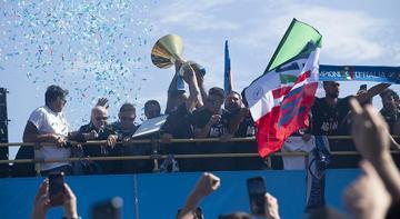 Napoli şampiyonluğunu taraftarıyla kutladı!