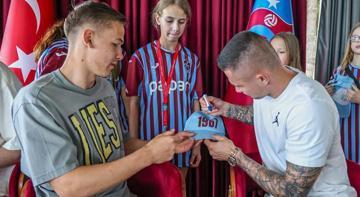 Trabzonsporlu oyuncular Ukraynalı çocuklarla bir araya geldi