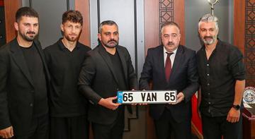 Murat Mutlu'dan Vanspor'a plaka hediyesi!