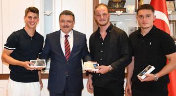 Trabzonspor U19 Takımı, Ahmet Metin Genç'i ziyaret etti!