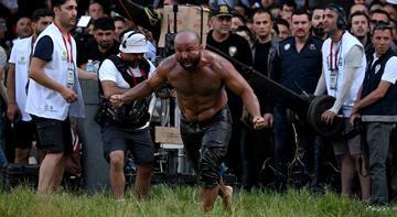 Orhan Okulu'nun başpehlivanlık sevincinden kareler