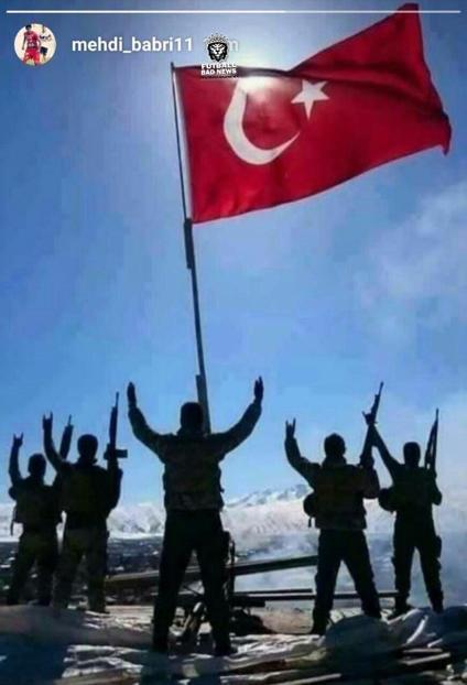Türk bayrağını ve askerini paylaştı, men cezası aldı