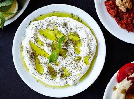 İftar için şipşak meze tarifi! 15 dakikada masada, lezzeti damakta kalıyor