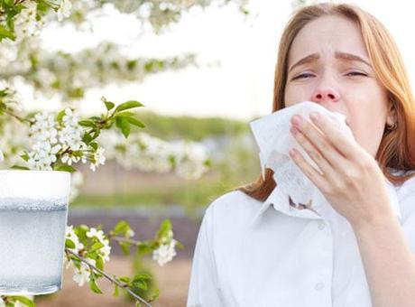 Bahar alerjisine tuzlu çözüm! Buzdolabında bekletmek yetiyor, deneyen yaşadı