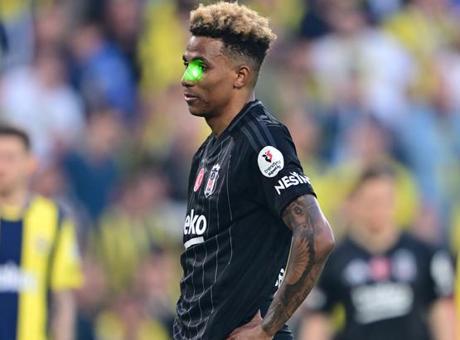 Fenerbahçe-Beşiktaş derbisinde lazer tutan taraftar gözaltına alındı