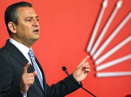 CHP Lideri Özgür Özel, parti genel merkezi önünde konuştu: 'Hiçbir rakibimize mal etmiyorum'