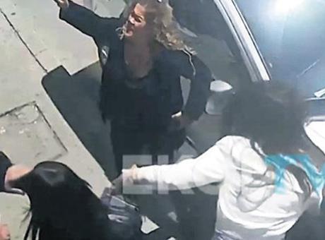 Eşini vuran kocaya kadınlardan dayak