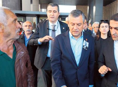 Sabıkalıdan Özel'e yumruk