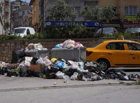 İzmir'de işçilerin greve gitti! Cadde eve sokaklarda çöp dağları oluştu