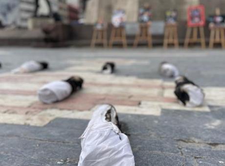 Ankara'da temsili kefene sarılmış bebekli protesto