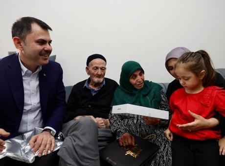 Bakan Kurum'dan depremzede aileye ziyaret: Sözümüzü tutacağız