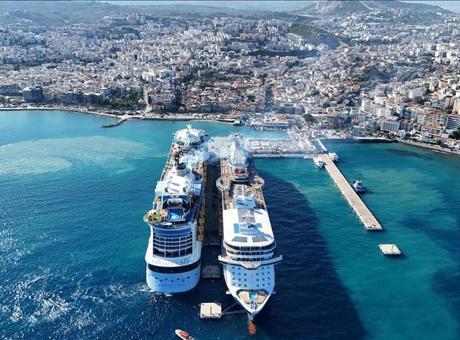Kuşadası'na 3 kruvaziyerle 8 bin 560 turist geldi