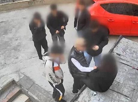 Bu görüntüler infial yaratır! Kadıköy’de eli bıçaklı çocuk gaspçılar: Kolyeyi çakıp kaçtılar