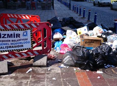 683c3981a12e54de7c111bdf İzmir'de 23 bin işçi 4 gündür grevde! Cadde ve sokaklarda çöp yığınları oluştu
