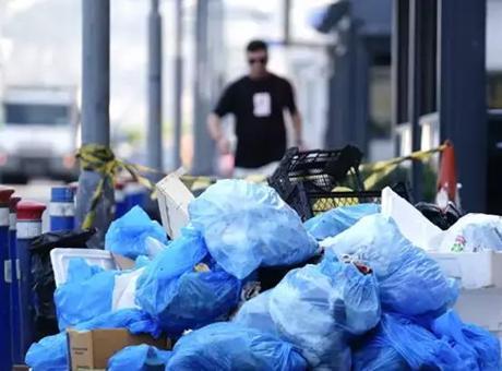 İzmir'de Büyükşehir Belediyesi işçileri grevde! Toplanmayan çöplere tepkiler büyüyor