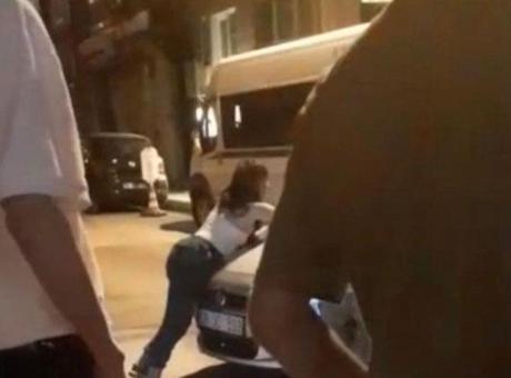 683d6a32911df68ede45c145 Bursa’da film gibi olay: Kaputa asılan kadın araçla birlikte sürüklendi