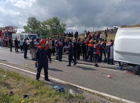 683dad68911df68ede45c391 Cenaze dönüşü can pazarı! Midibüs yan yattı; ölü ve yaralılar var