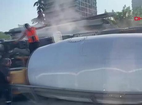 683e8f1c146b3dd168fefa16 Son dakika: Küçükçekmece D-100 yan yolda beton mikseri devrildi