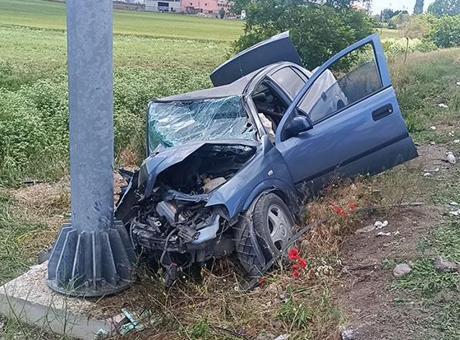 683f0097146b3dd168fefed0 Afyonkarahisar’da otomobil yön tabelasına çarptı: 1 kişi hayatını kaybetti