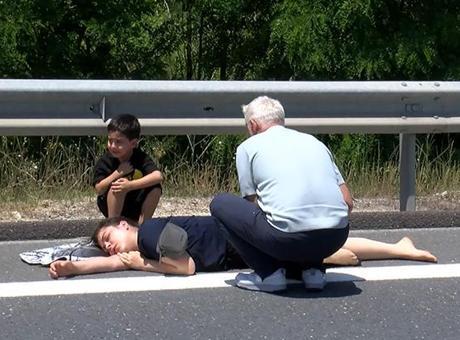 68404b2a691548ef573789e0 Acı fotoğraf! Ambulans gelene kadar annesinin başucundan ayrılmadı