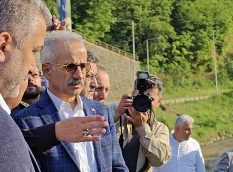 68406792146b3dd168ff0367 Bakan Uraloğlu, Trabzon'da sel bölgesinde incelemelerde bulundu