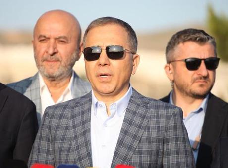 68426f7c691548ef5737938e Bakan Yerlikaya'dan sürücülere uyarı: Trafik kuralları yaşatır