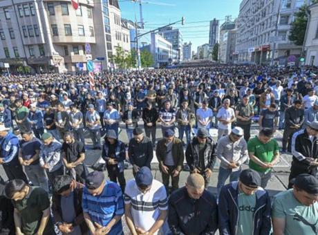68429a08146b3dd168ff0963 Rusya'da Müslümanlar, Kurban Bayramı namazında camilerden sokaklara taştı