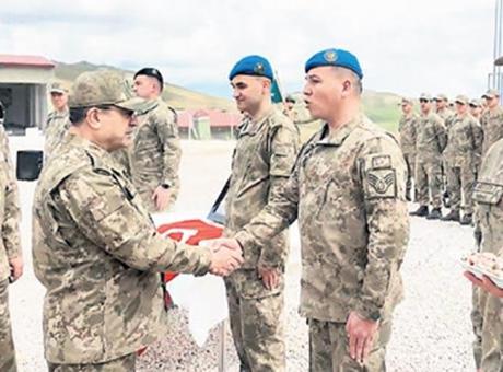 6844ac46a12e54de7c113666 Orgeneral Bayraktaroğlu, Mehmetçik ile bayramlaştı