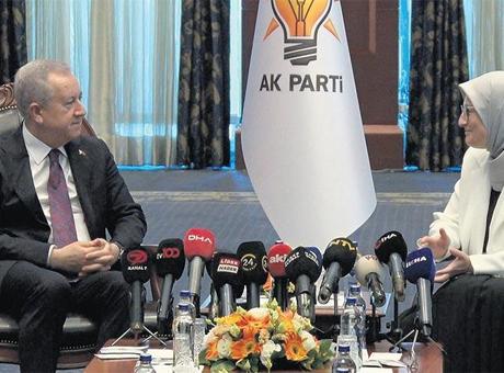 6844ace8a12e54de7c113675 Siyasette bayram havası