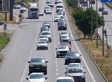 68459420a12e54de7c113a50 İstanbul'a dönüş çilesi başladı! Kilometrelerce kuyruk oluştu