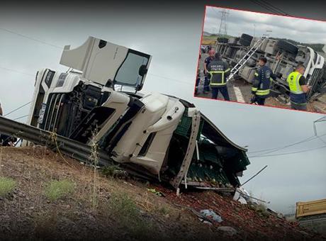 68485ea4a12e54de7c11468e Kocaeli'nde feci kaza! Karpuz yüklü TIR devrildi: 1 ölü, 3 yaralı