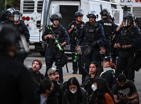684be2359c732903954057c4 ABD'de yargıç Los Angeles'a gönderilen askerlerin kontrolünün eyalete verilmesi talimatı verdi