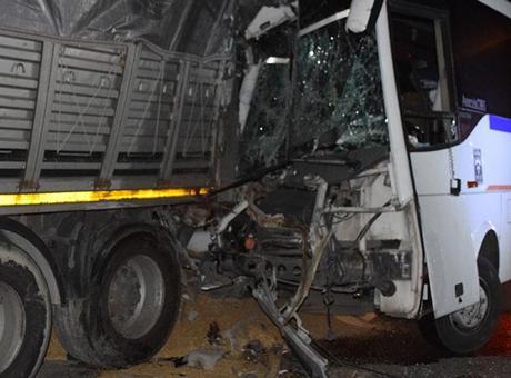 684cb9126c689faa63f7f409 İşçi servisi park halindeki TIR'a çarptı! Yaralılar var