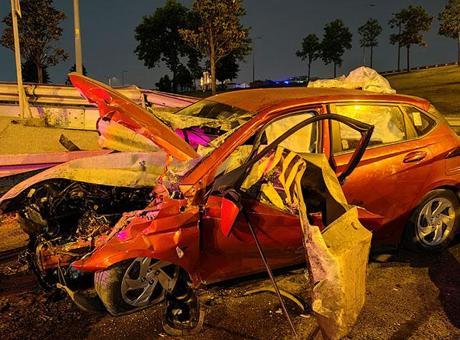 684cc8d66c689faa63f7f418 Bayrampaşa'da otomobil bariyerlere saplandı, sürücü yaralandı