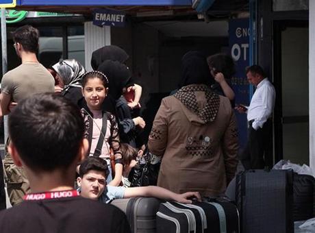684d8775105959d3b8d43692 Hava sahası kapandı! Ülkelerine dönmek isteyen İranlılar otogara akın etti