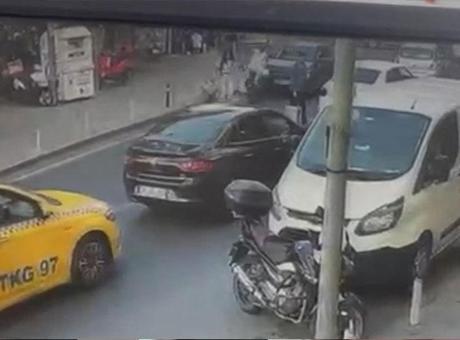 684e8228105959d3b8d43ac3 Kağıthane'de feci kaza! Fren yerine gaza bastı: 4 araca çarptı