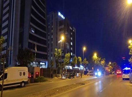 68507144567d25582213af2d Dilan Polat'ın korumasına hastane önünde silahlı saldırı