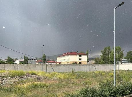 685167e4582529acd0a3f1e5 Her yer bir anda beyaza büründü! ‘İlk defa bu kadar yoğun yağdı, araçlar durdu’