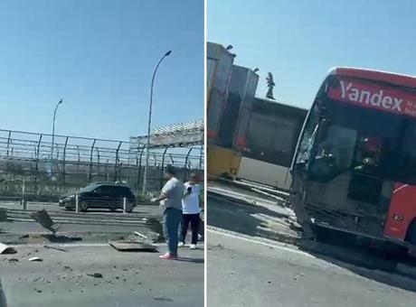 6852bc6e105959d3b8d44e52 Haliç Köprüsü'nde kontrolden çıkan metrobüs bariyerlere çarptı