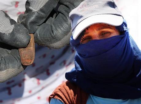 6853b1576c689faa63f80ebe 'Evinde pirinçten taşı ayıklayan kadınlar' şimdi elleriyle tarih yazıyor