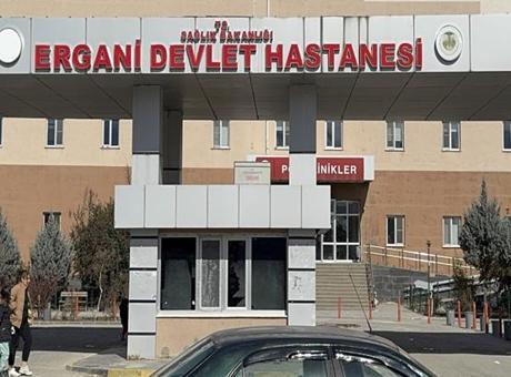 68543e069c73290395406908 Diyarbakır'da feci olay! Bir baba, 2 kızını ve kendisini bıçakladı