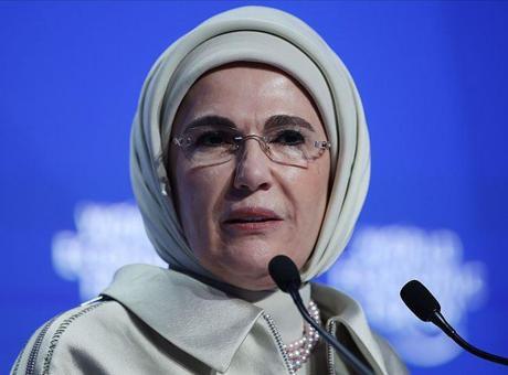 685446c7582529acd0a3fd9d Emine Erdoğan'dan karne alacak öğrenciler için tebrik paylaşımı