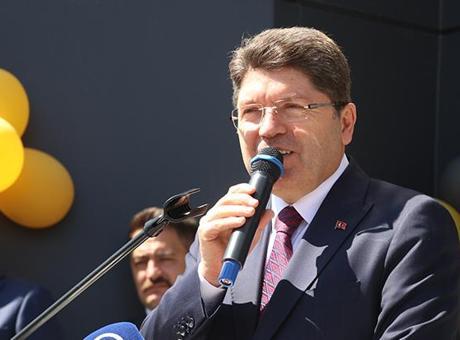 Adalet Bakanı Tunç, Kayseri'de öğrencilere karne dağıttı
