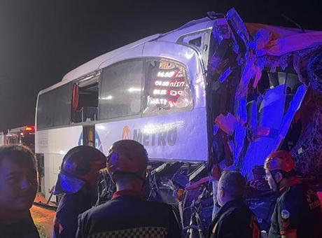 68563992105959d3b8d45dc6 Sakarya'da yolcu otobüsü TIR'a çarptı: Çok sayıda yaralı var