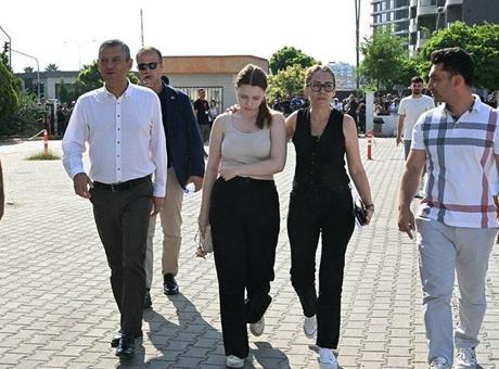 6856824b9c73290395407202 Özgür Özel, Ferdi Zeyrek'in kızı Nehir'i sınav sabahı yalnız bırakmadı