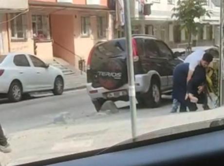 6856b7136c689faa63f81b23 Sultangazi’de annesini sokak ortasında darbetti, kimse müdahale etmedi